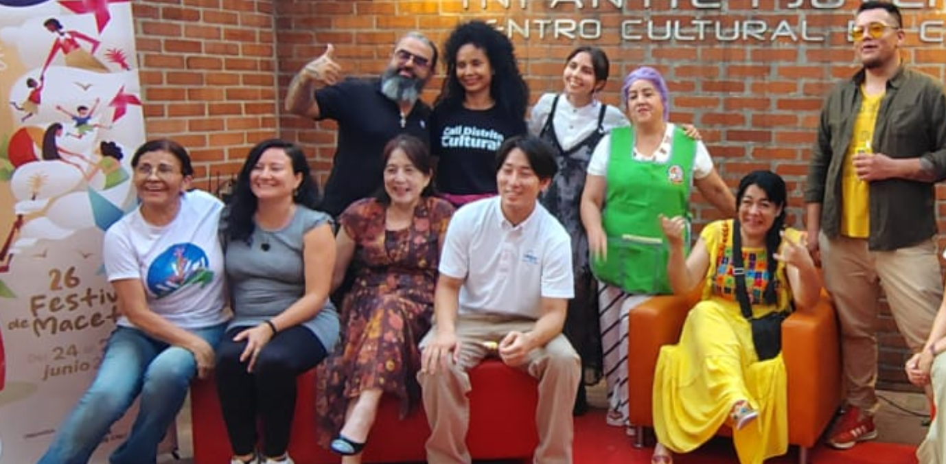 Participantes de un intercambio cultural reunidos en Cali