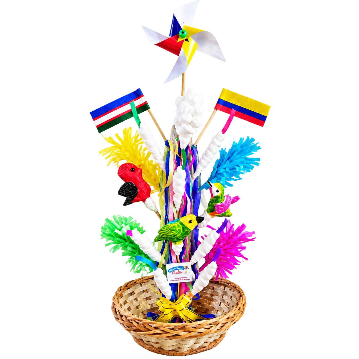 Maceta de alfeñique con aves, banderas de Cali y Colombia y ringlete, en una cesta artesanal